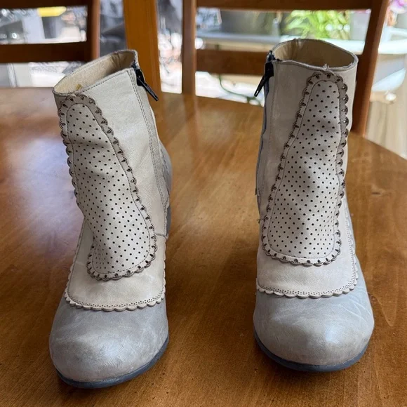 Chic Beige Leather Ankle Booties - Picture 1 of 5